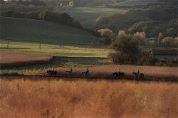 Cavaliers dans les collines